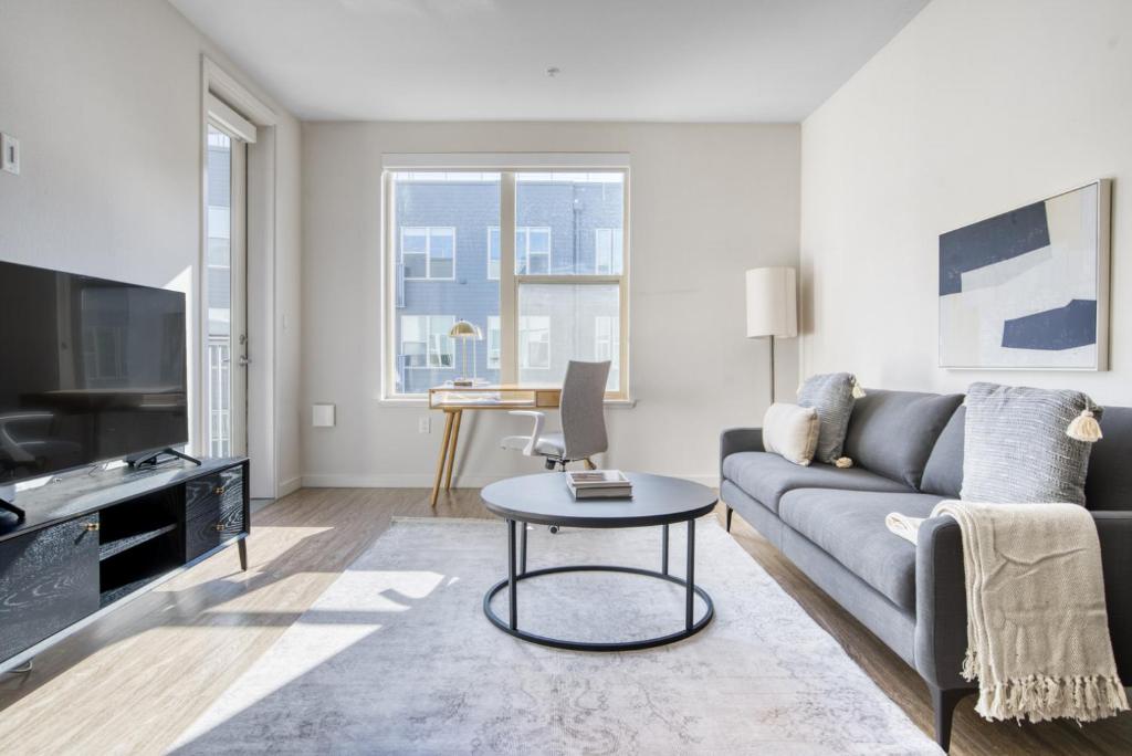 Ein Sitzbereich in der Unterkunft Milpitas 2BR w Pool Gym Lounge nr BART SFO-823