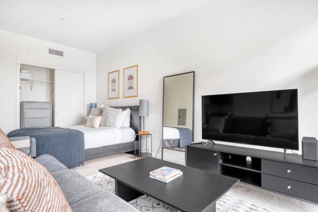 Apartment Santana Row Studio w Pool Gym 10 min to Google SFO815, San Jose, USA