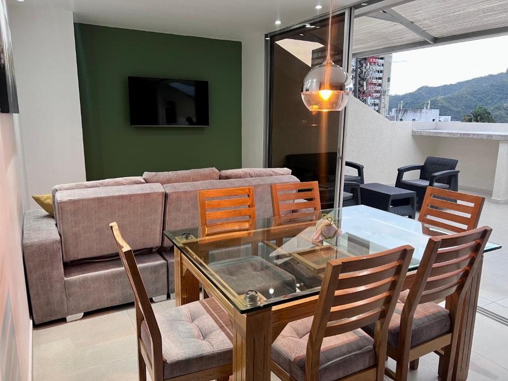 sala de estar con mesa de cristal y sofá en 601S Penthouse moderno con Parqueo Incluido, en Ibagué