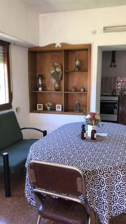 Habitación con mesa, sofá y cocina. en La Quinta - Casa de Campo Balcarce en Balcarce