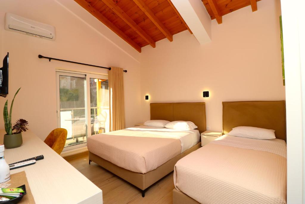 Postel nebo postele na pokoji v ubytování Fegi Rooms