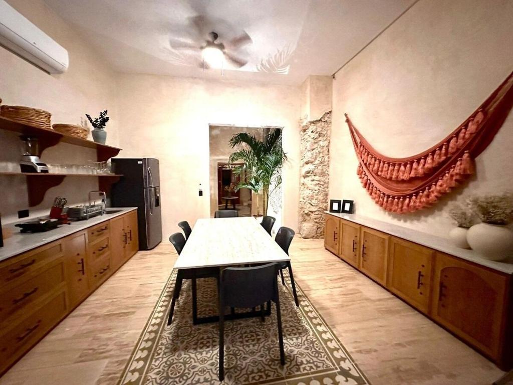 eine Küche mit einem Tisch und Stühlen in der Unterkunft Casa Mara 45 in Mérida