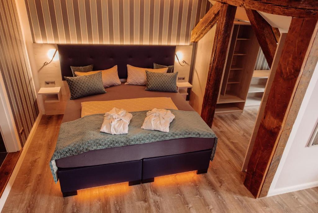 una camera da letto con un letto e due asciugamani di AnaCapri Gästehaus Verona a Ueckermünde