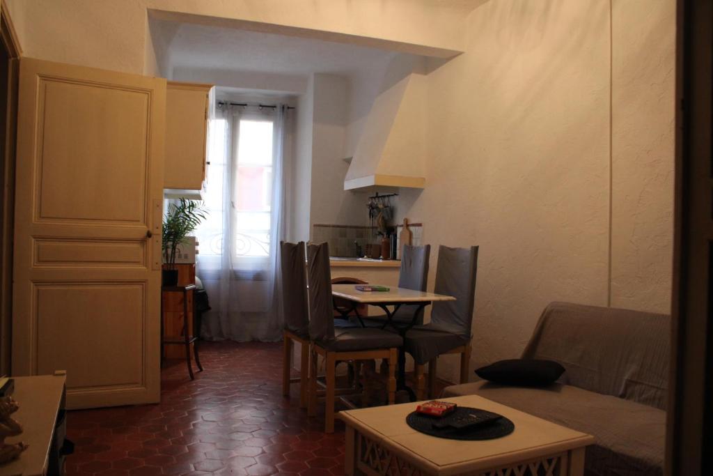 a living room with a table and a kitchen at Appartement entier 40m2 in Les Arcs sur Argens