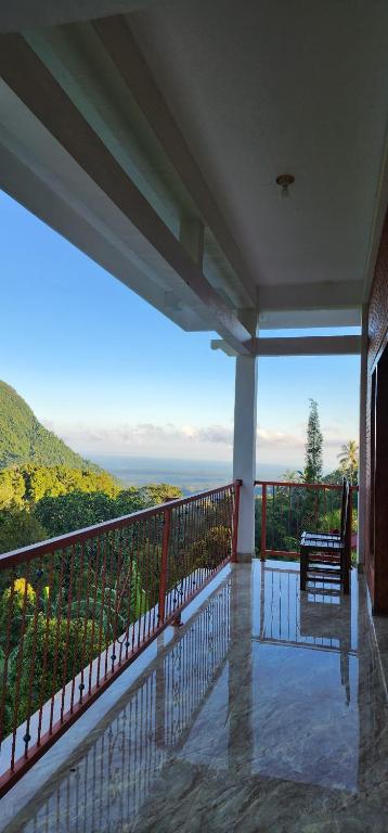 uma varanda de uma casa com vista para o oceano em The Mungseng Villa Bali em Singaraja