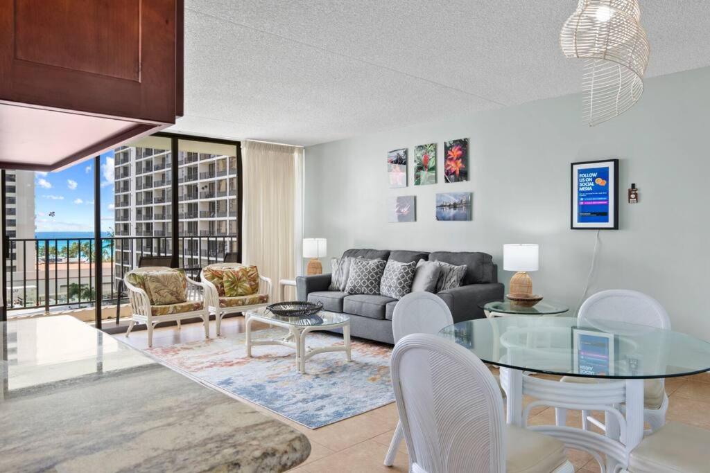 sala de estar con sofá y mesa en Hoʻomaha 1 bedroom Suite + 1 Free Parking, en Honolulu