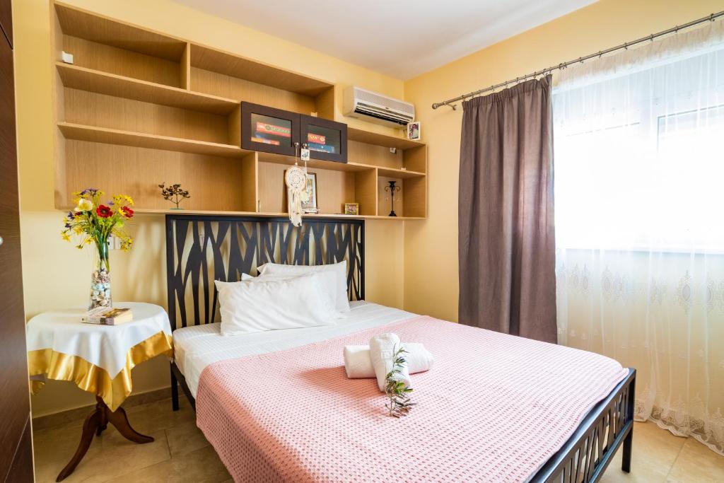 Postel nebo postele na pokoji v ubytování Evdoxia's apartment