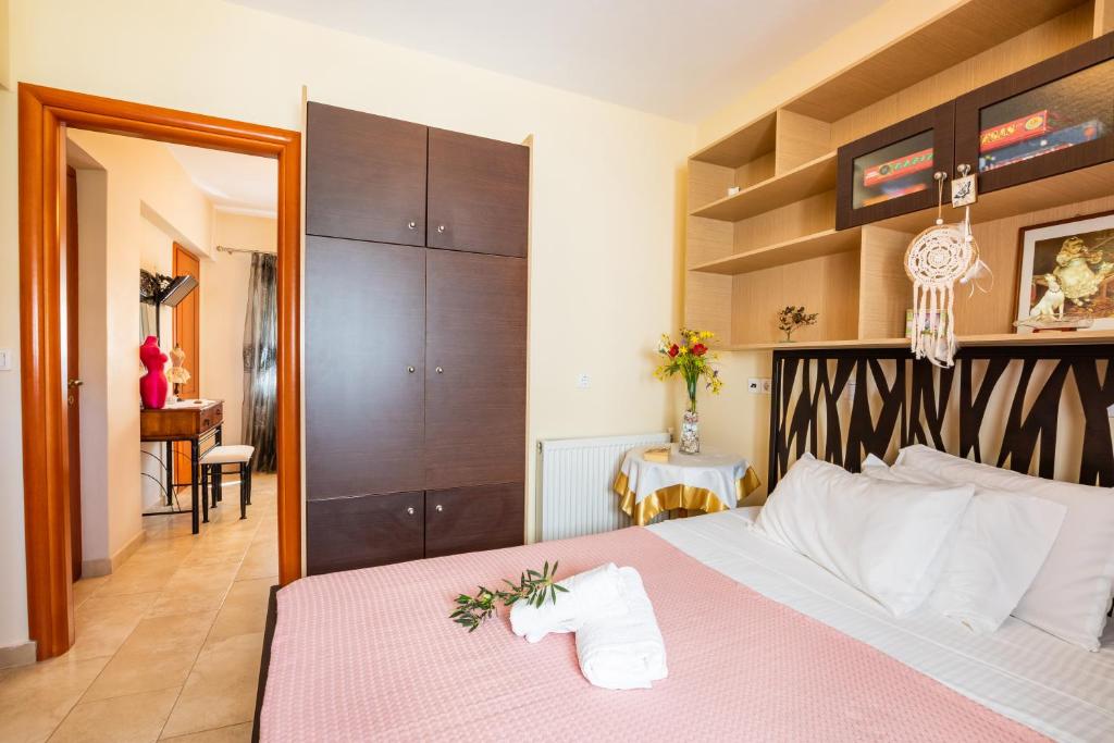 Postel nebo postele na pokoji v ubytování Evdoxia's apartment