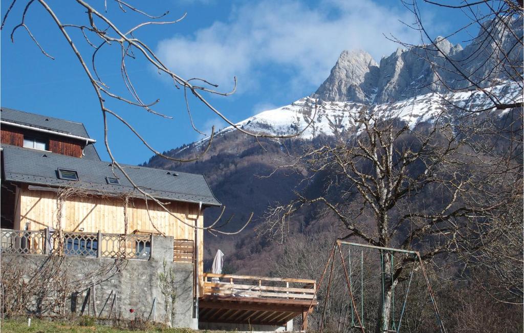 une maison avec une montagne enneigée en arrière-plan dans l'établissement Amazing Home In Saint-pierre-dalbigny With Kitchen, à Juvigny