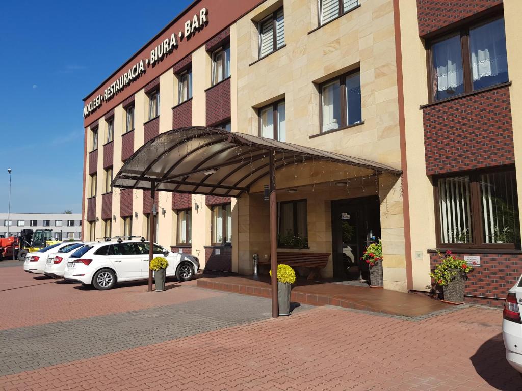 a building with cars parked in front of it at Gościniec Biznesowy in Dąbrowa Górnicza
