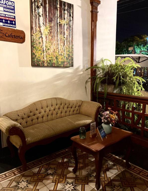 una sala de estar con un sofá y una mesa en Lima Wari Hotel Boutique, en Lima