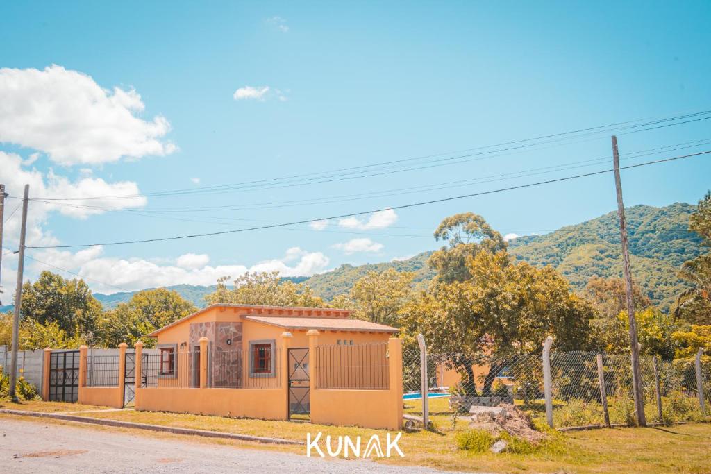 una pequeña casa al lado de una carretera en kunak in 