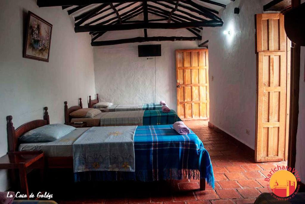 1 dormitorio con 2 camas en una habitación en La Casa De Gladys, en Barichara