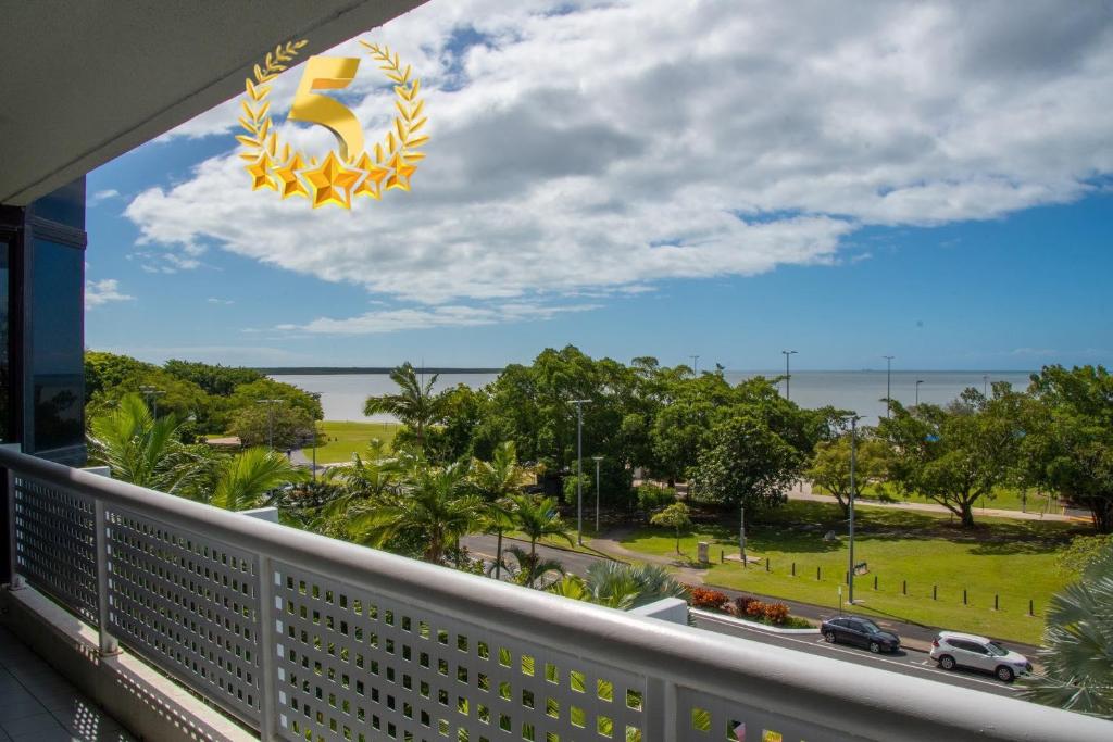 balcón con vistas al océano en Cairns Luxury Waterview Apartment en Cairns