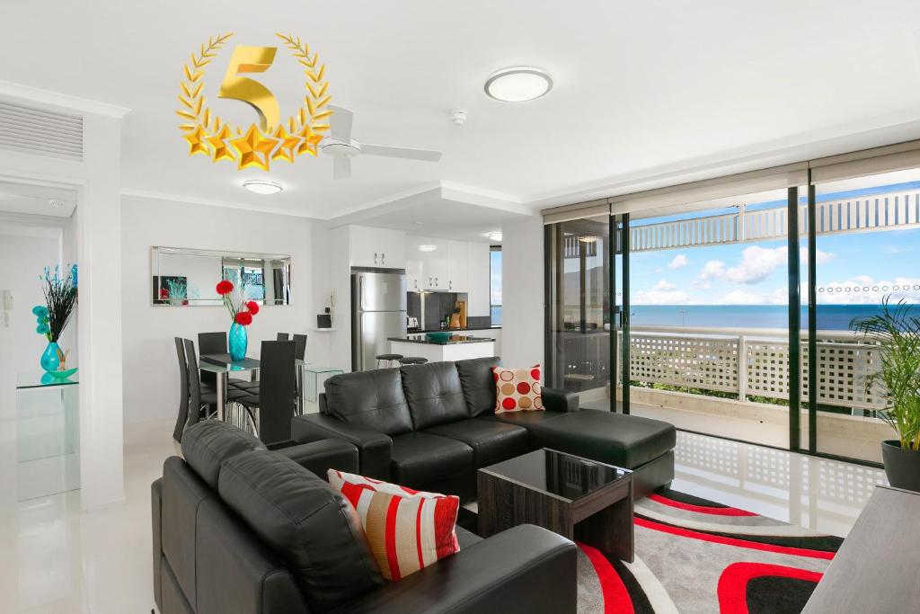 En sittgrupp på Cairns Luxury Seafront Apartment