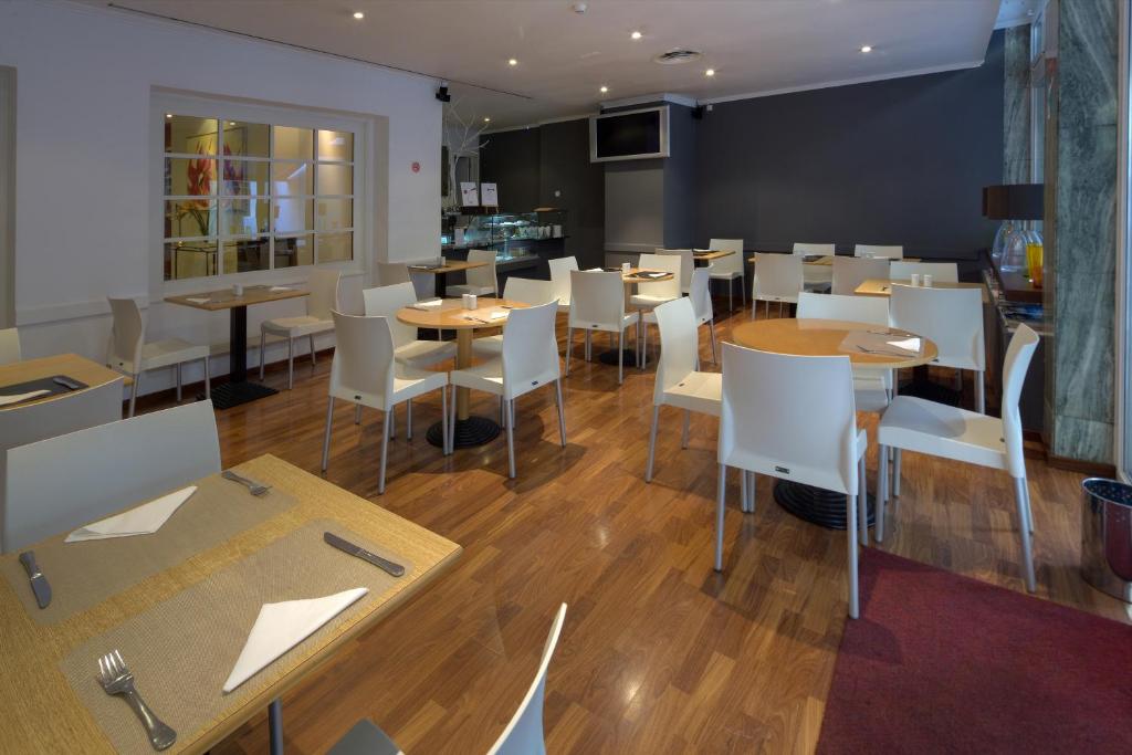 Restaurace v ubytování Hotel Orquidea