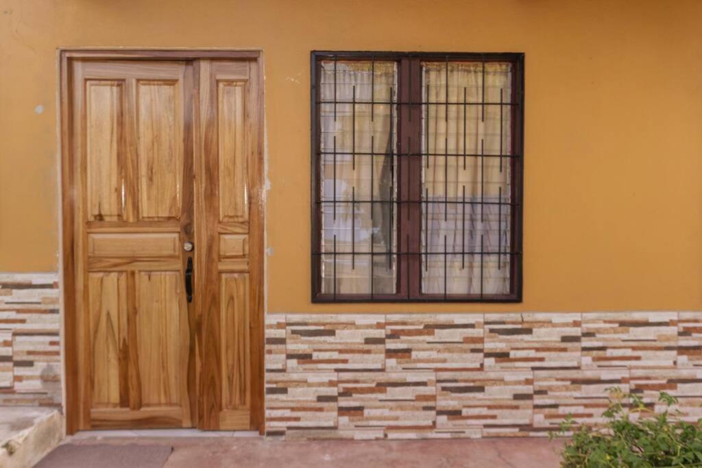 dos puertas y una ventana en un edificio en Apartamento Daly 3, en Guápiles