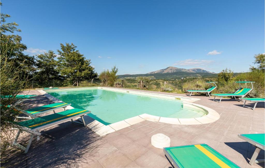 a swimming pool with chaise lounge chairs at La Casa Di Valcerosa in Apecchio