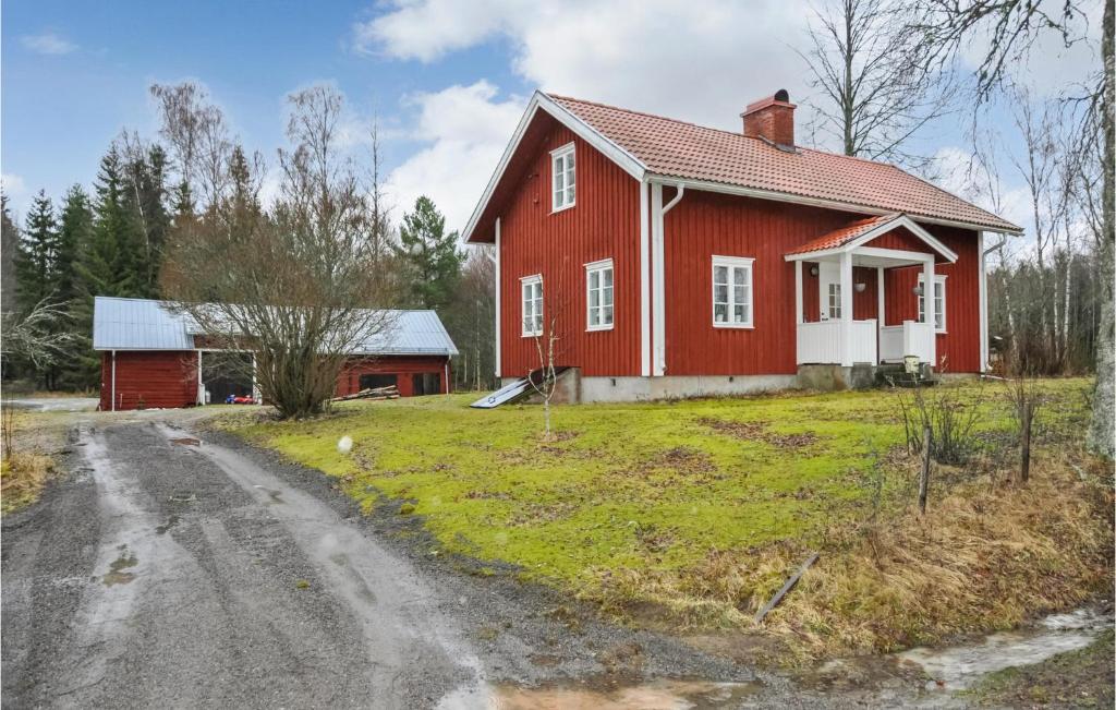 una casa roja al lado de un camino de tierra en 2 Bedroom Amazing Home In Charlottenberg, en Charlottenberg