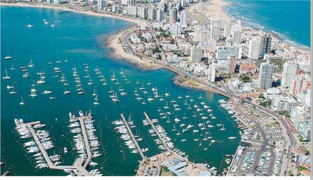 uma vista aérea de um porto com barcos na água em Biarritz em Punta del Este