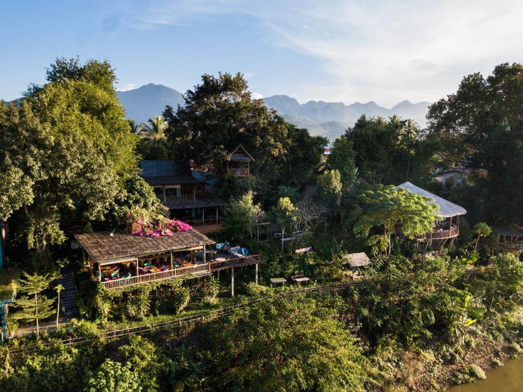 Ock Pop Tok Mekong Villa في لوانغ برابانغ: اطلالة جوية على منزل مع حديقة