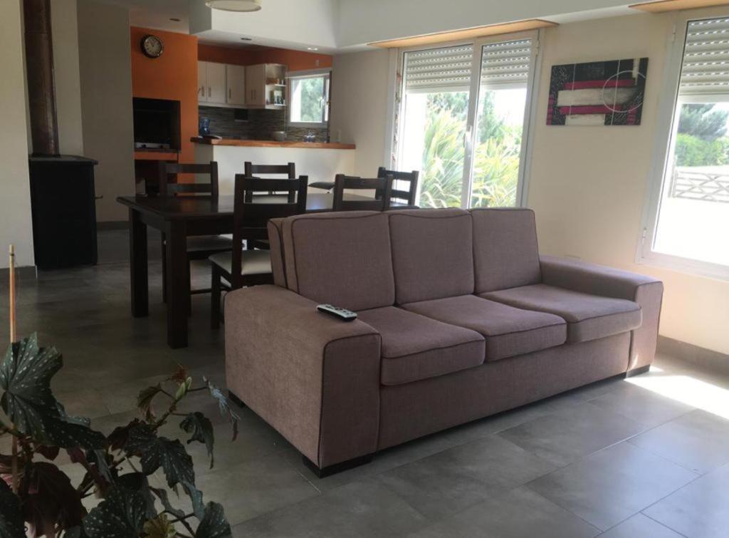 sala de estar con sofá y mesa en Casa Agustín en Balneario Claromecó
