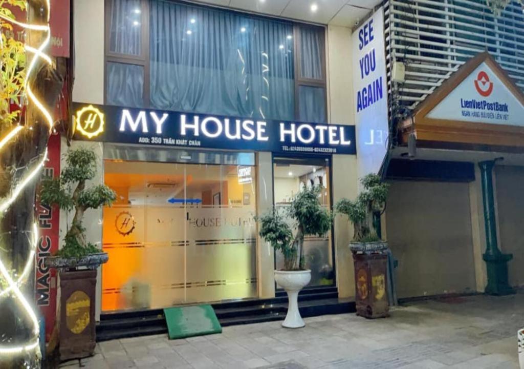 My House Hotel - 350 Trần Khát Chân - by Bay Luxury في هانوي: فندق منزلي وامامه نباتات الفخار
