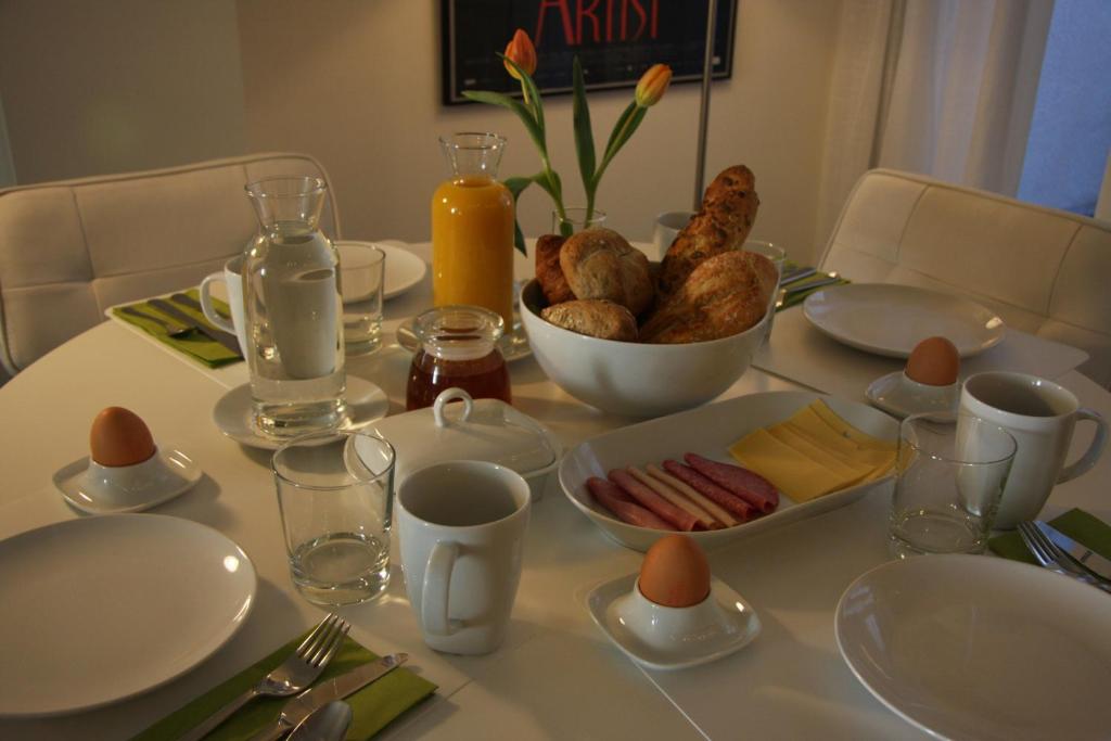 una mesa con platos y tazones de comida. en B&B Keizers Canal, en Ámsterdam