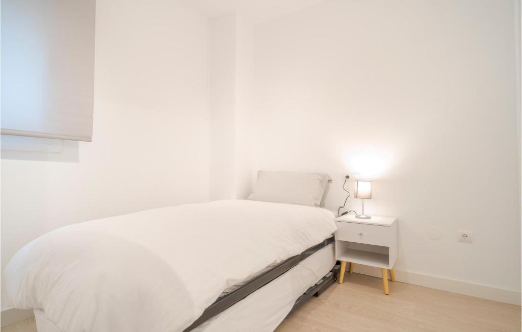 Posteľ alebo postele v izbe v ubytovaní 4 Bedroom Cozy Apartment In Málaga