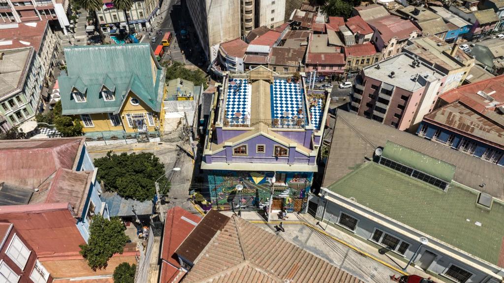 una vista aérea de una ciudad con un edificio en Hotel Manoir Atkinson en Valparaíso