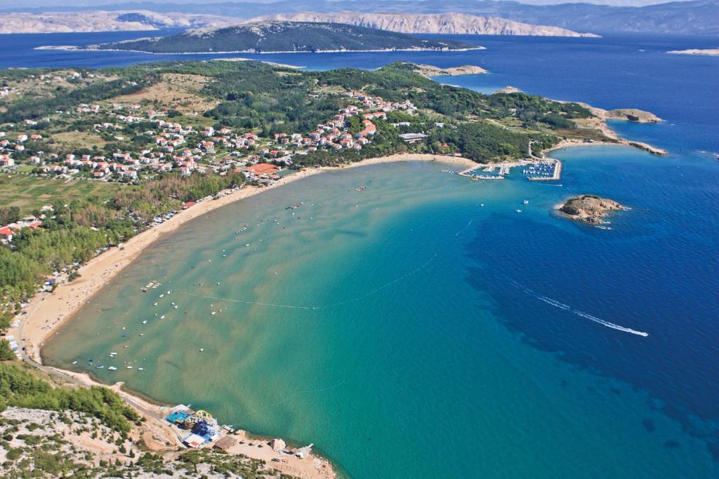 una vista aérea de una playa con barcos en el agua en San Marino Resort en Lopar