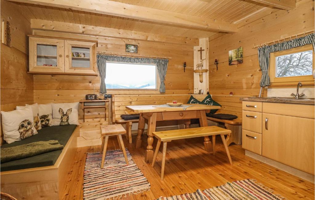 una cucina e una sala da pranzo in una baita di tronchi di Stunning Home In Preitenegg With Wifi a Unterauerling