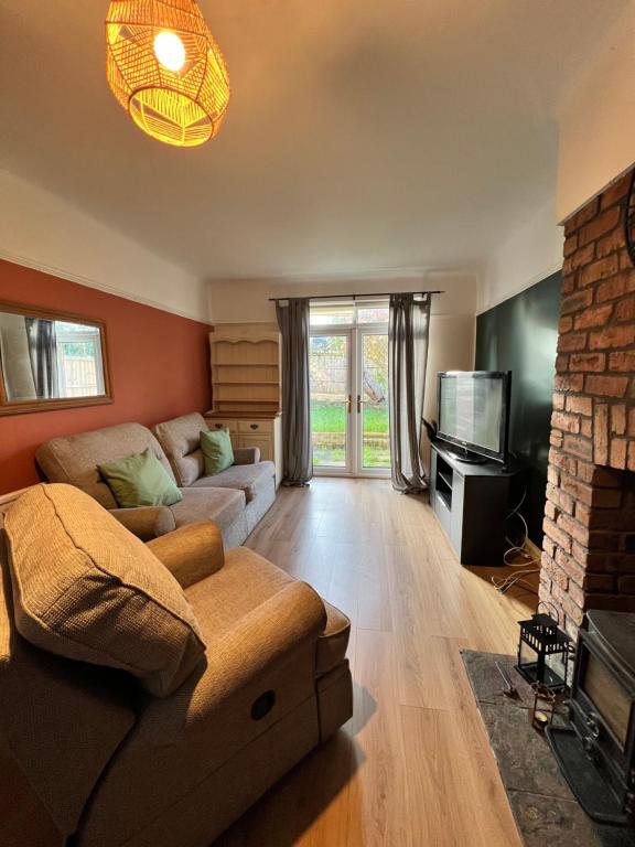 Lovely semidetached house, Deysbrook (updated prices 2024)