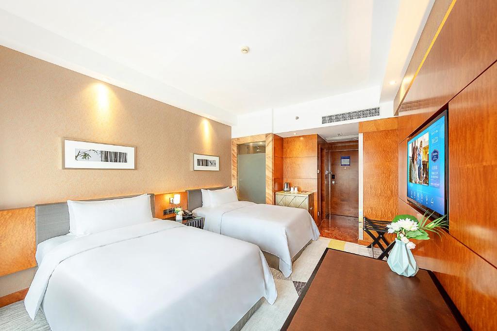 Postel nebo postele na pokoji v ubytování Hampton by Hilton Zhuhai Gongbei Port