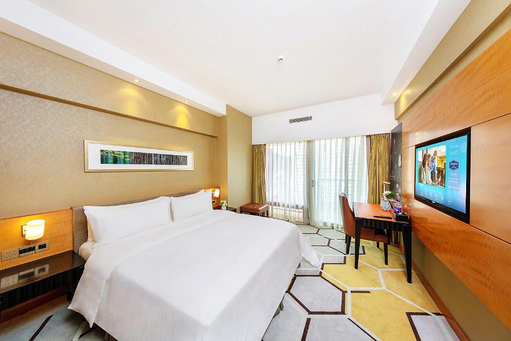 Postel nebo postele na pokoji v ubytování Hampton by Hilton Zhuhai Gongbei Port