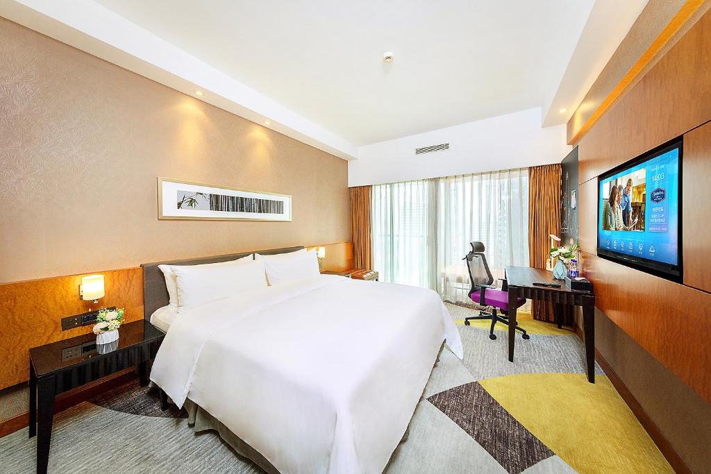 Postel nebo postele na pokoji v ubytování Hampton by Hilton Zhuhai Gongbei Port