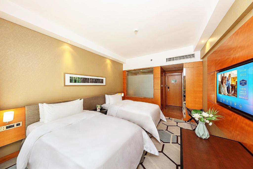 TV a/nebo společenská místnost v ubytování Hampton by Hilton Zhuhai Gongbei Port