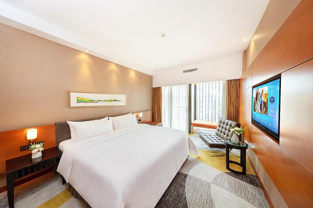 Postel nebo postele na pokoji v ubytování Hampton by Hilton Zhuhai Gongbei Port