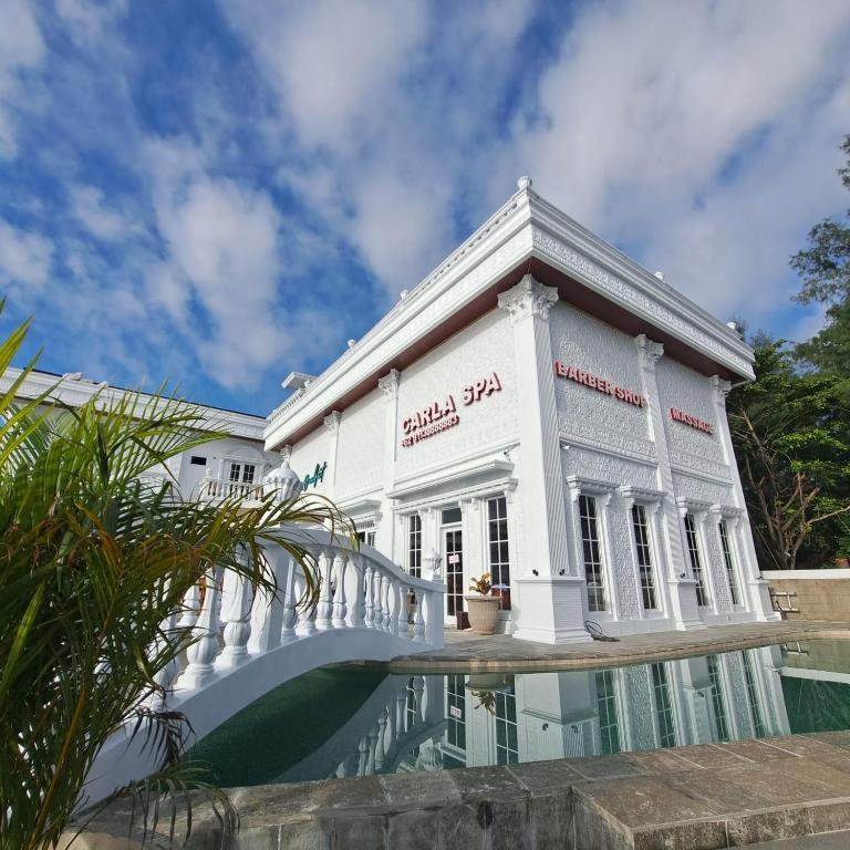 Bazén v ubytování Gili Beachfront Suites nebo v jeho okolí