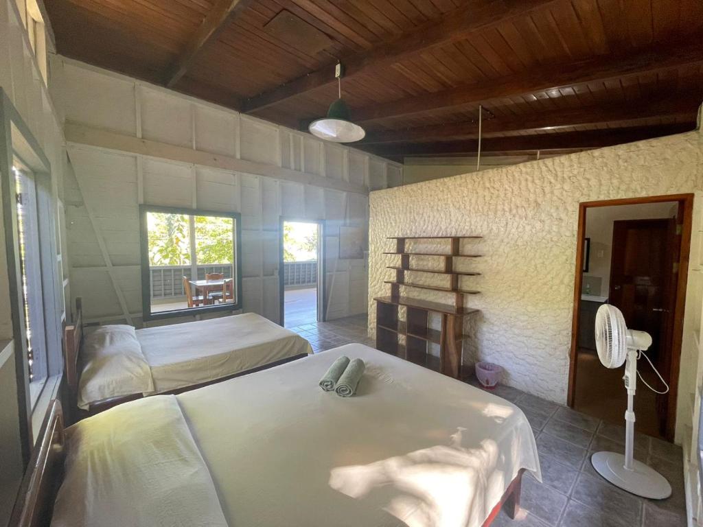 a bedroom with two beds and a window at Casa Susen in Montezuma