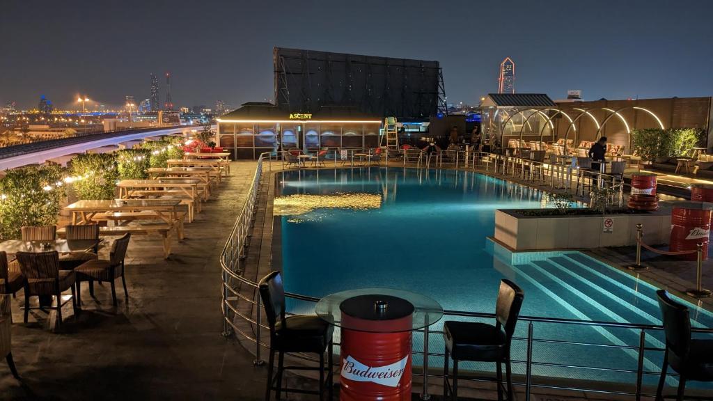 Bazén v ubytování FORTUNE ATRIUM HOTEL nebo v jeho okolí