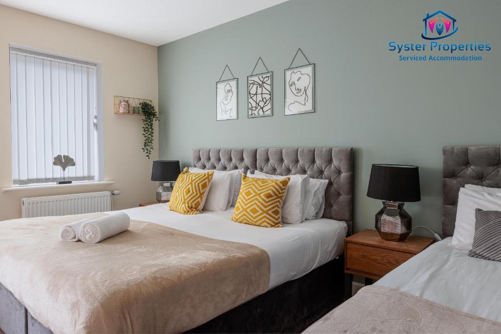 Syster Properties Serviced Accommodation Leicester 5 Bedroom House Glen View في ليستر: غرفة نوم بسريرين مع وسائد صفراء وبيضاء