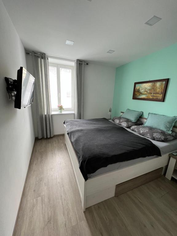 - une chambre avec un grand lit dans l'établissement Appartement beim Schloss, 