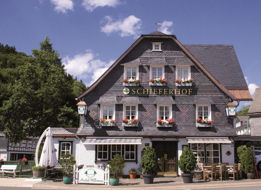 een gebouw met een bord aan de voorkant bij Schieferhof in Schmallenberg