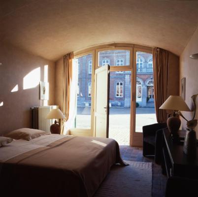 een hotelkamer met een bed en een groot raam bij Château de Vierset in Vierset-Barse