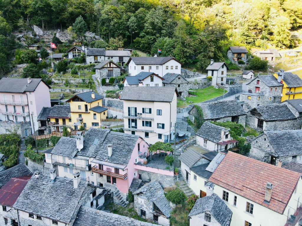 una vista aerea di un villaggio con case di Casa in Selva a Cavergno