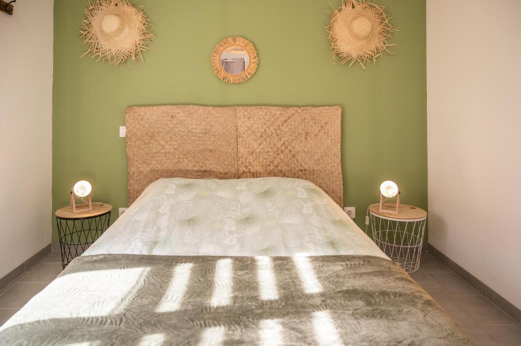 1 dormitorio con 1 cama con 2 lámparas en 2 mesas en Gite Pak'Home maison à la campagne 3 étoiles avec wifi, en Lombray