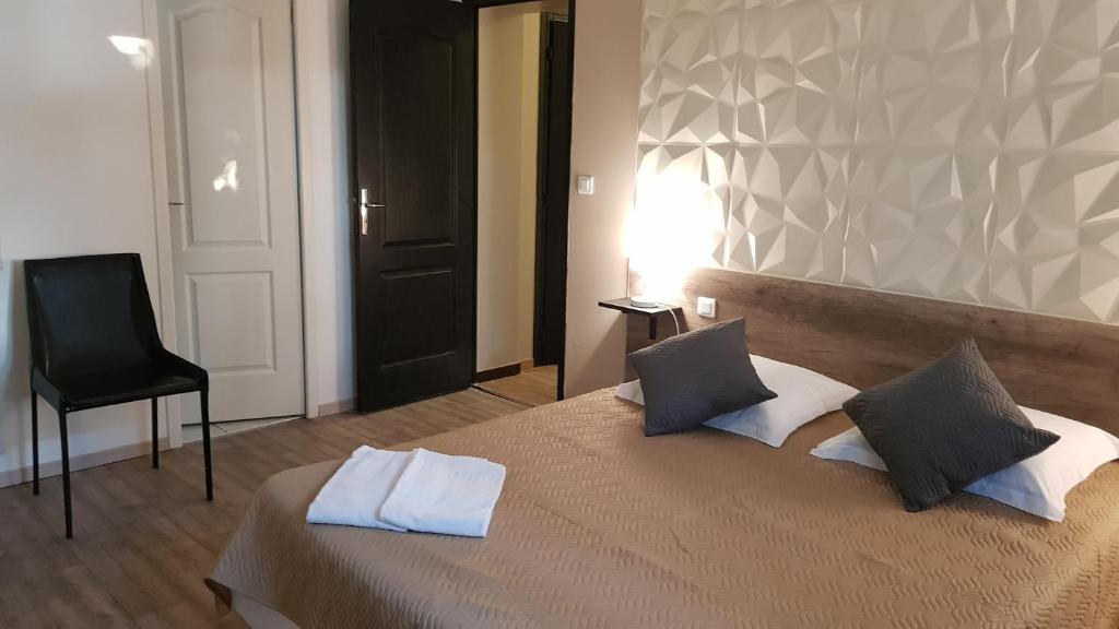 Postel nebo postele na pokoji v ubytování Hôtel LES LODGES D'EAUZE