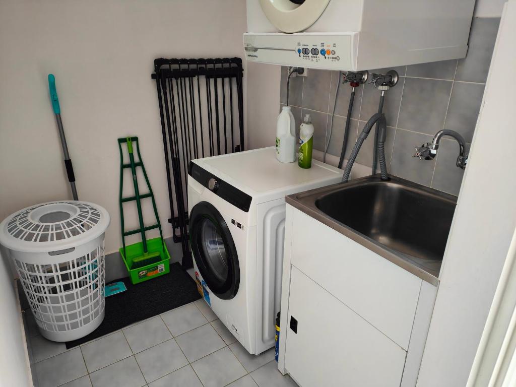 Kuchyň nebo kuchyňský kout v ubytování Tuggeranong Short Stay #07 - Sleeps 6