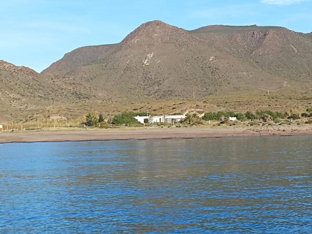 ein großer Wasserkörper mit Bergen im Hintergrund in der Unterkunft Cortijo El Guarda in Almería
